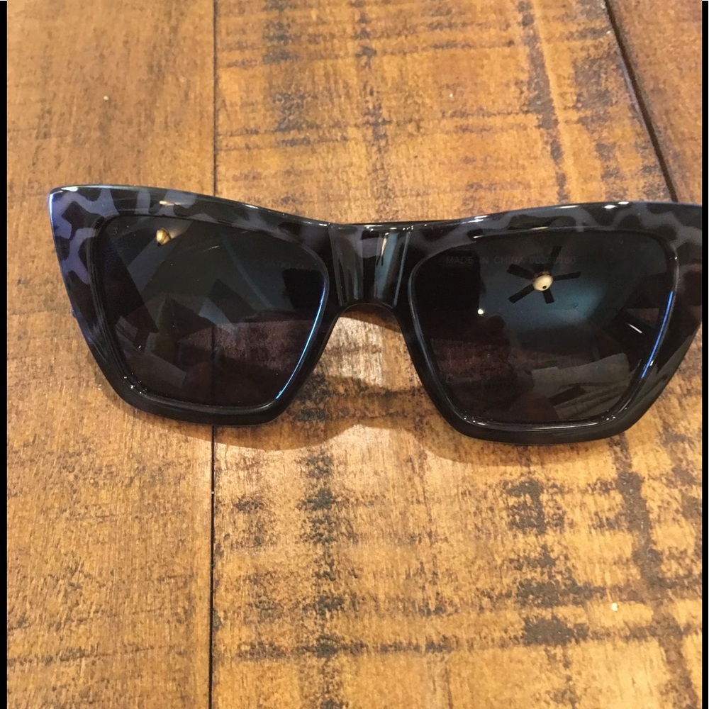 SUNGLASSES - Picture 2 of 4